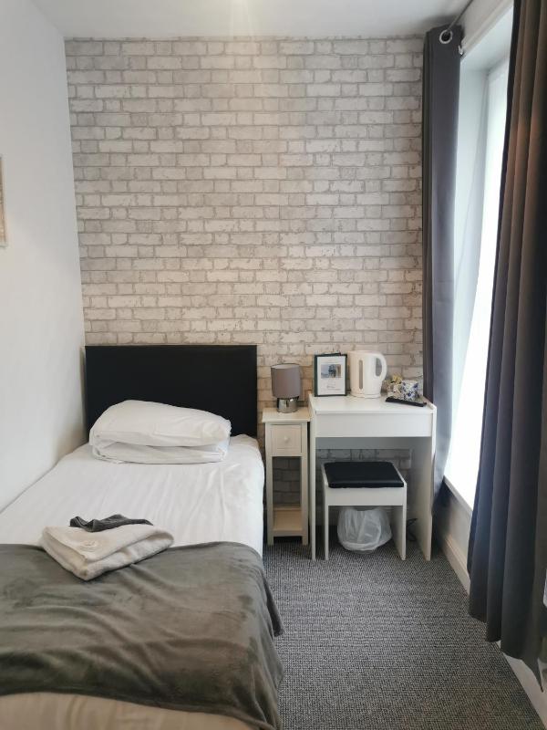Single Room image 3