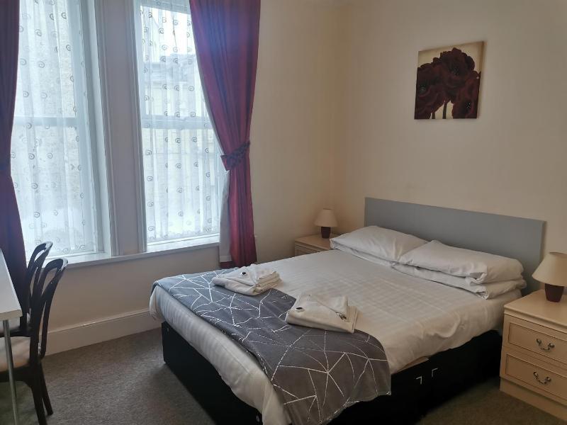 Double Room image 3