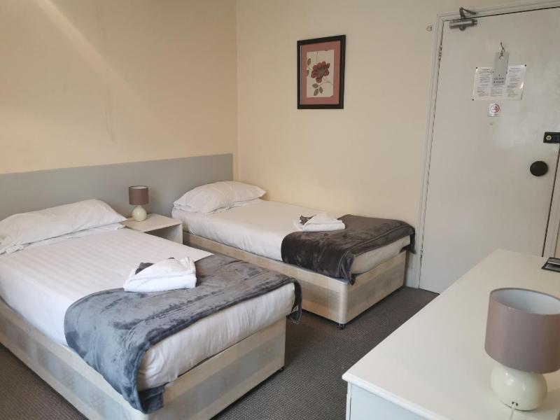 Twin Room image 1