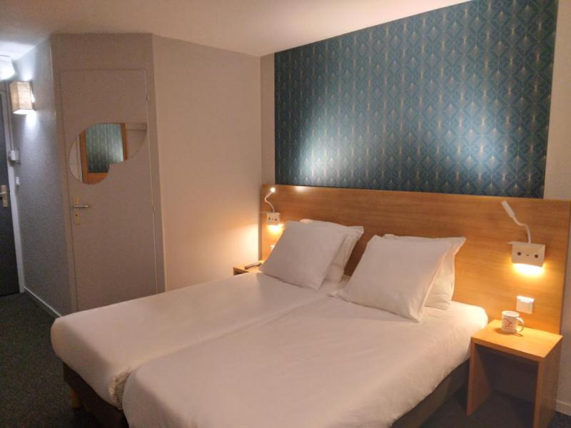 Twin Room image 3