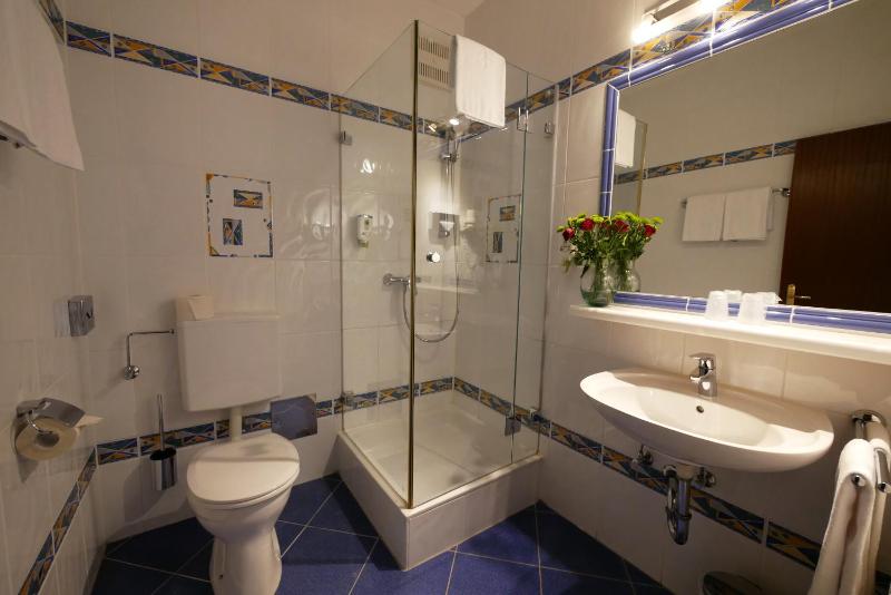 Double Room image 4