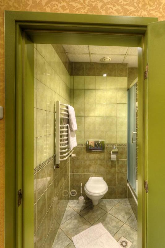 Twin Room with Bathroom image 3