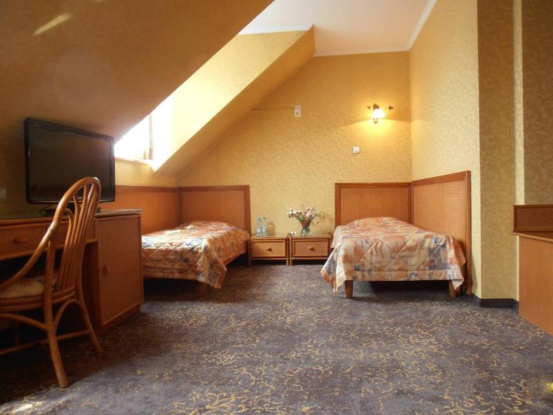 Twin Room with Bathroom image 2