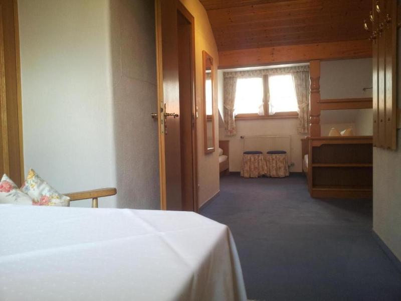 Budget Double Room image 4