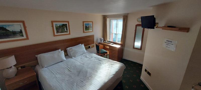 Double Room image 3