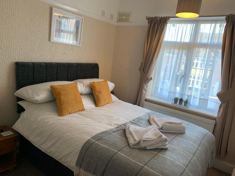 Small Double Room image 1
