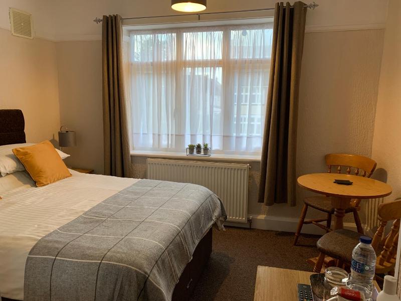 Double Room image 3