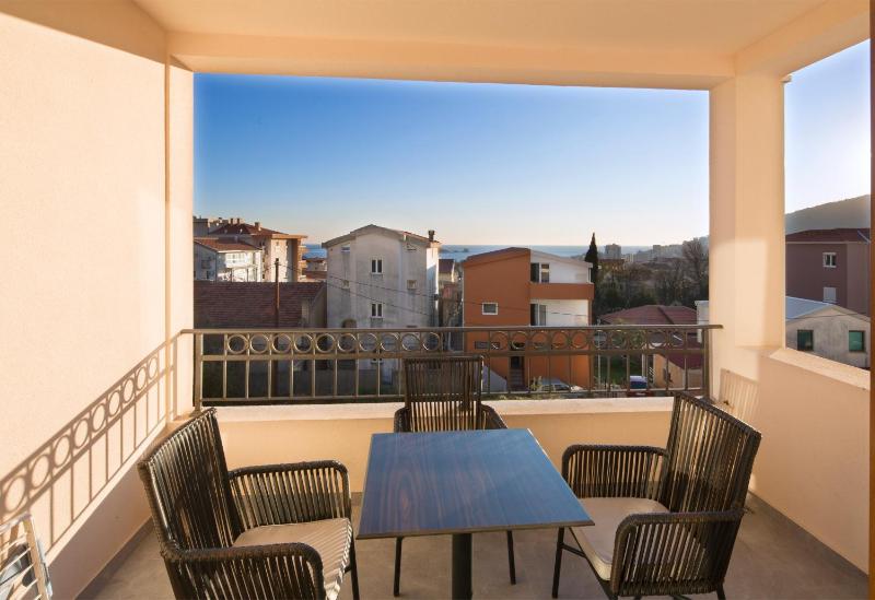 Studio Apartment with Sea View image 2