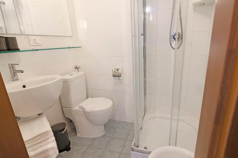 Standard Double Room image 3