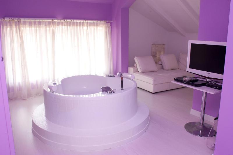 Deluxe Suite with Spa Bath image 2