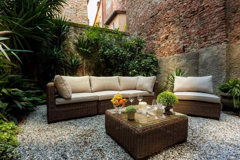 Casa Santa Zita A Toproof Penthouse Apartment with Elevator and Private Garden Inside the Walls - image 27