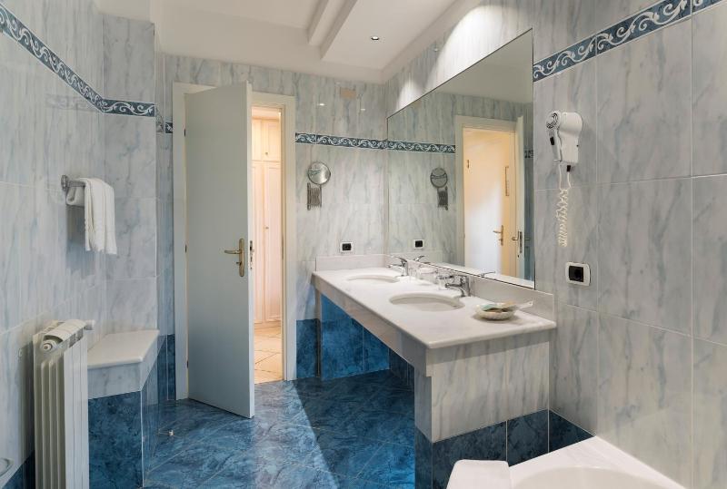Suite with Balcony and Sea View image 4