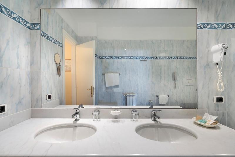 Suite with Balcony and Sea View image 3
