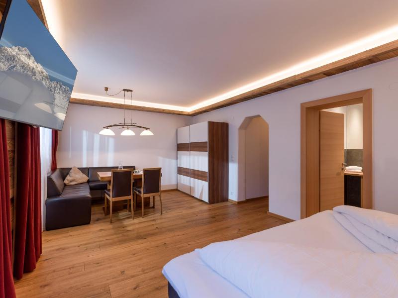 Superior Double Room image 3