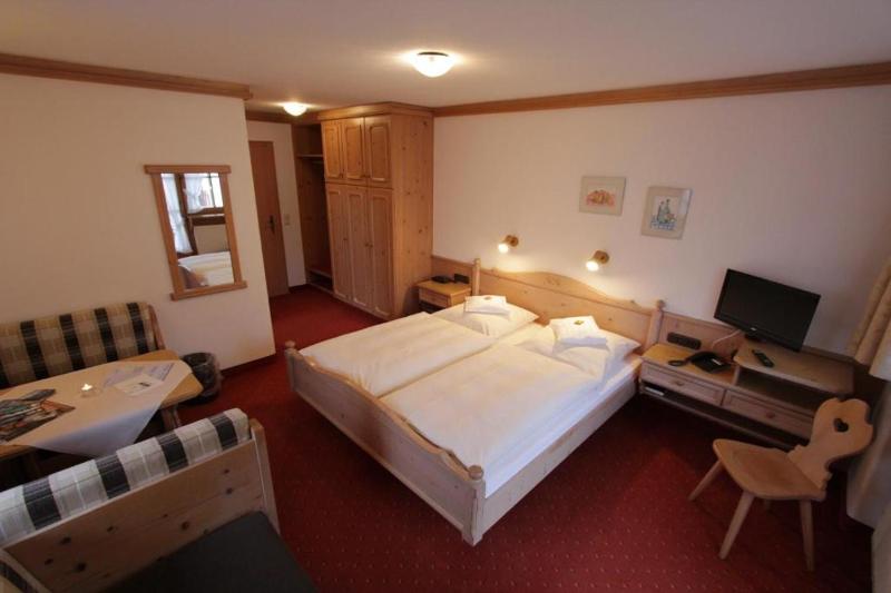 Double Room with Balcony image 4