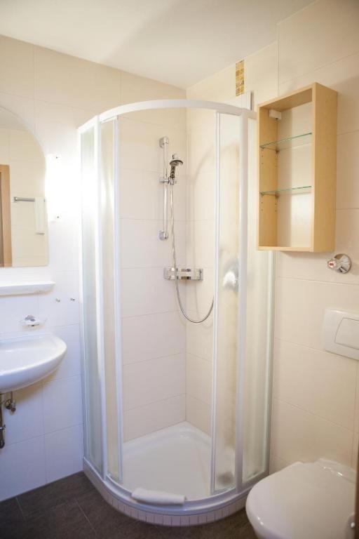 Double Room with Balcony image 2