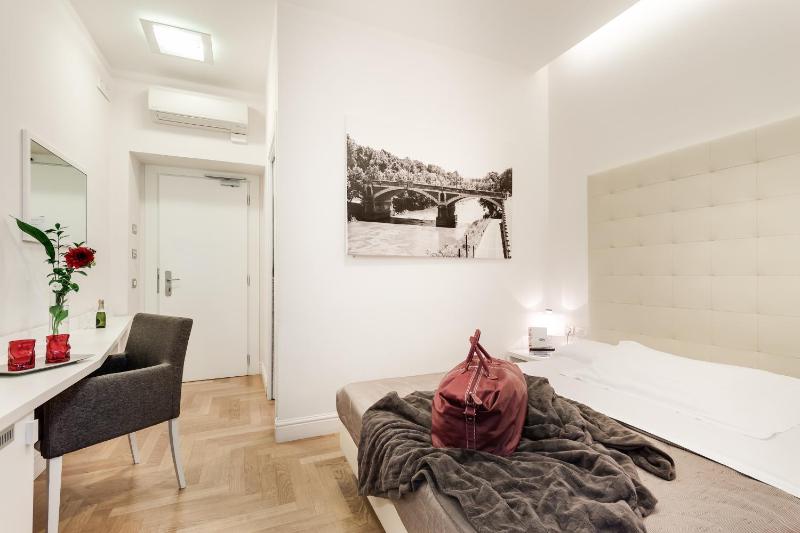 Small Double Room image 3