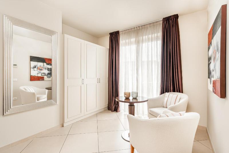 Double or Twin Room image 4