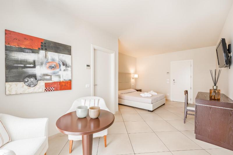 Double or Twin Room image 3
