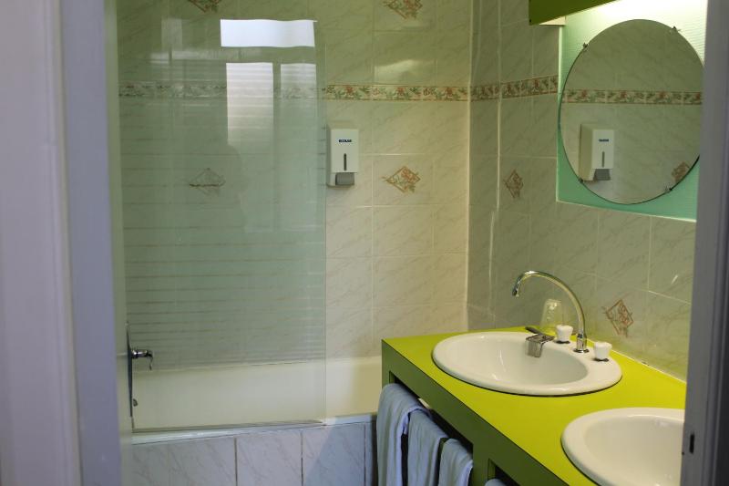 Two Connecting Double Rooms image 3