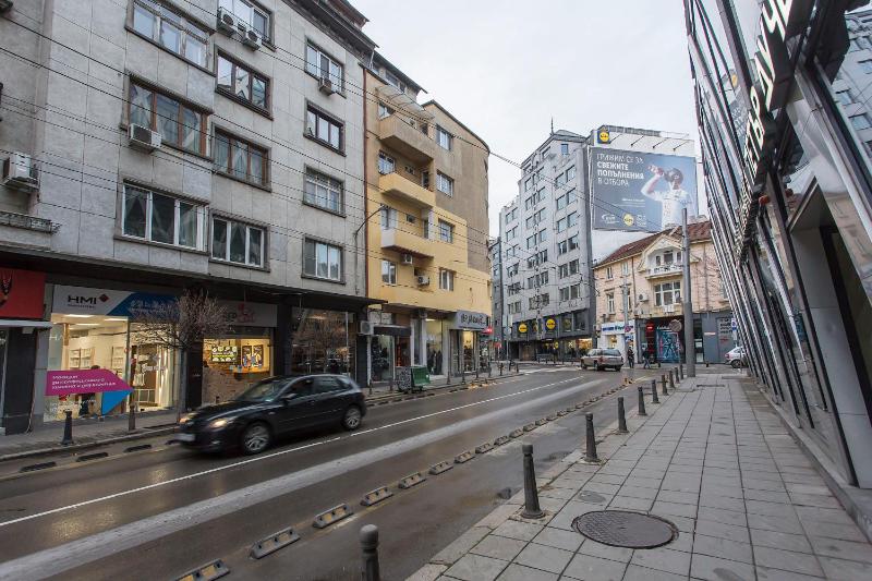 Elegant 2bdr Apartment with a Balcony - image 8