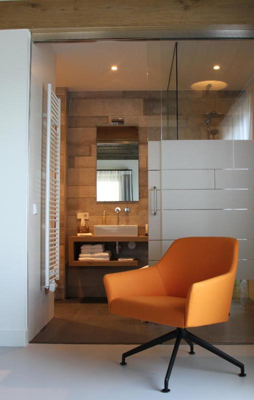 Double Room with Lake View image 3