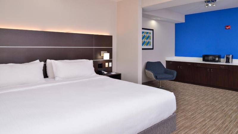 Standard King Room image 1