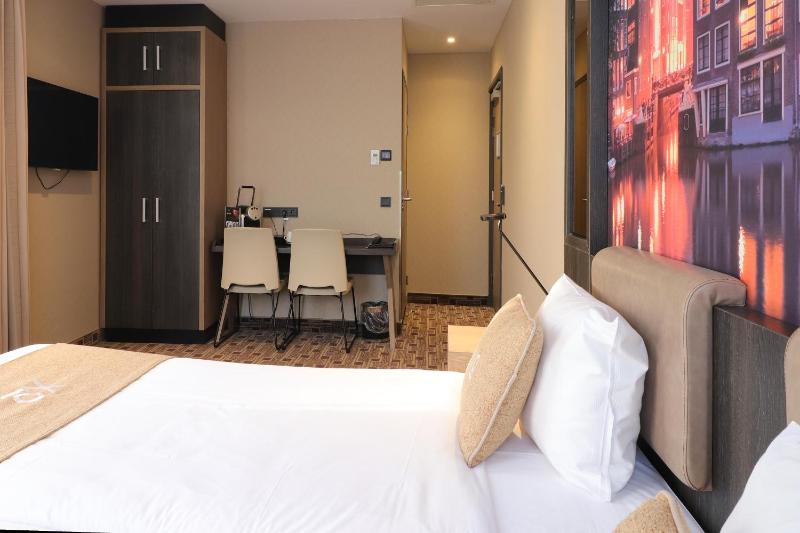 Standard Double or Twin Room image 4