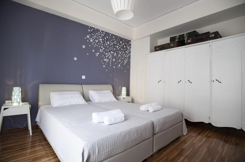 Modern-Vintage apartment by Acropolis museum - image 4