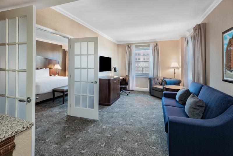 1 King Bed, Deluxe One-Bedroom Mobility Access Suite, Roll-In Shower, No Smoking image 1