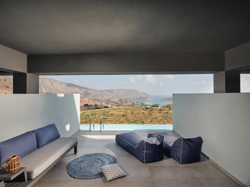 Sapphire Zen Queen Suite with Shared Pool image 1