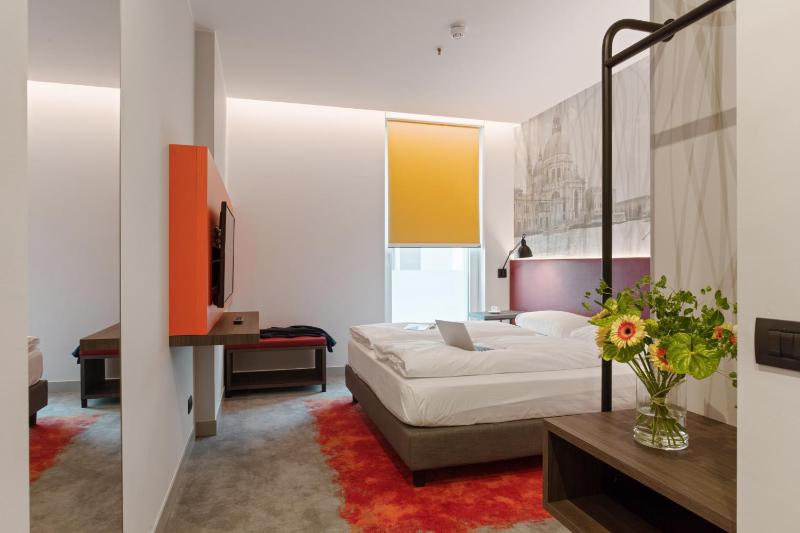 Double Room image 4