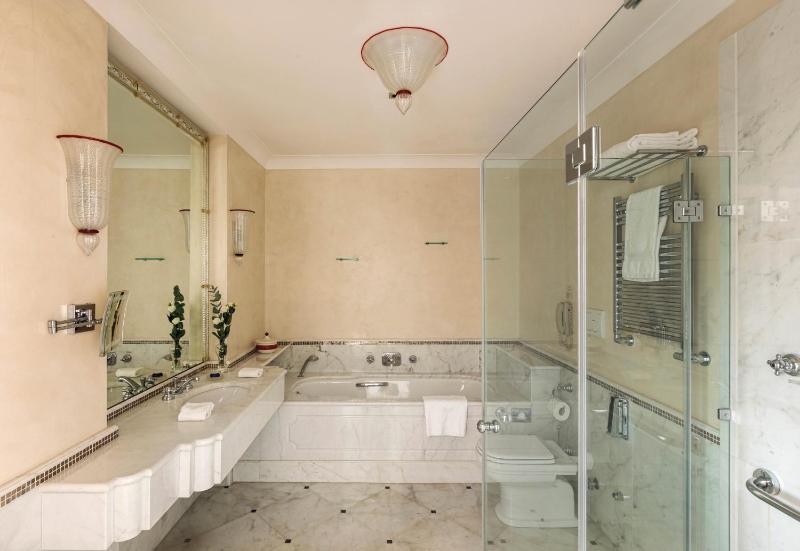 Junior Suite Poolside with Patio image 4