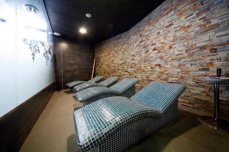 Two-Bedroom Apartment (4 Adults) with Spa Access image 3