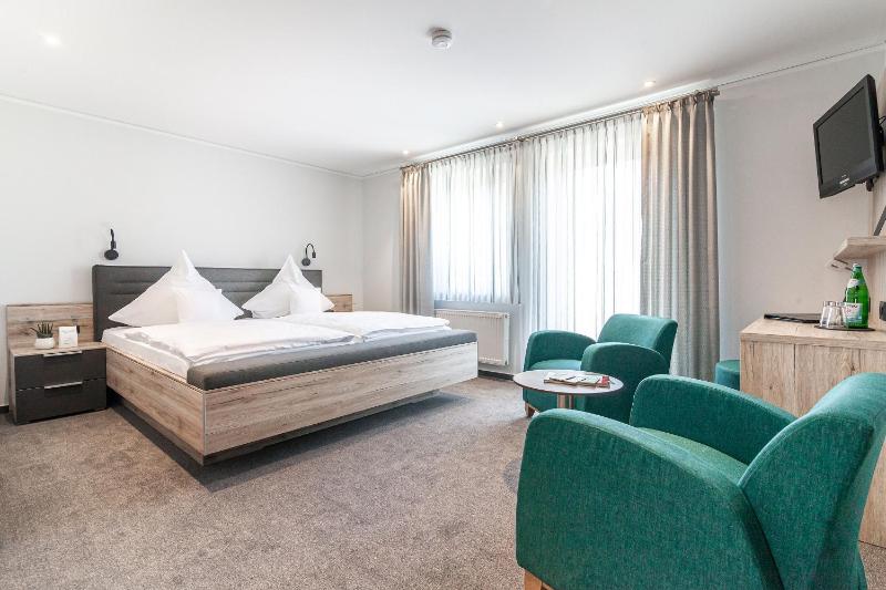 Double Room image 3