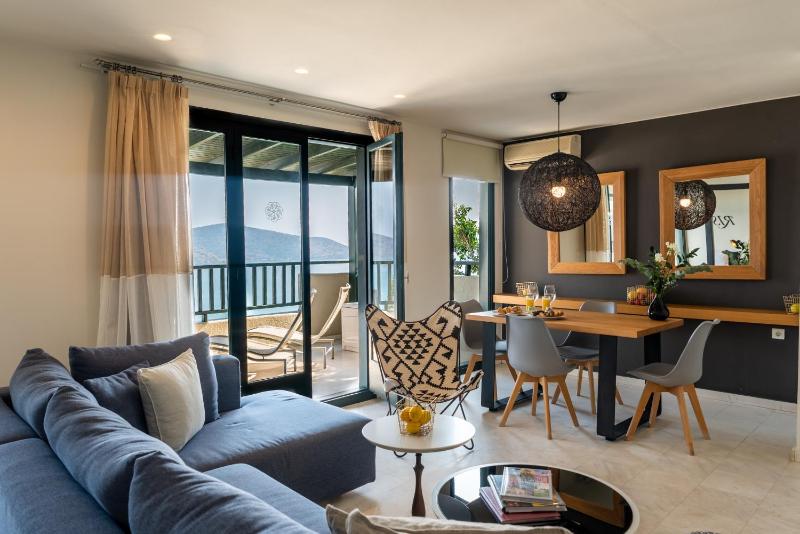Sapphire Cozy King Suite image 1