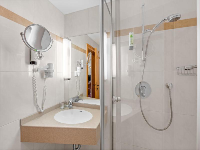 Double Room with Balcony image 3