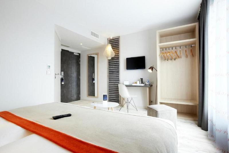 2 Single Beds - Superior Room image 3