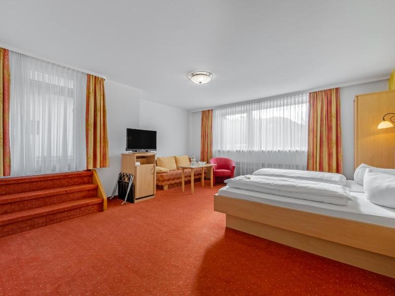 Quadruple Room with Balcony image 2