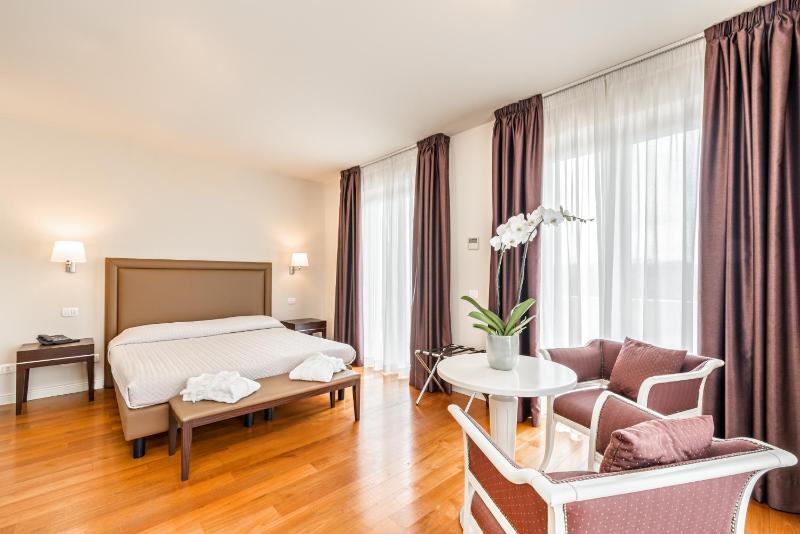 Deluxe Double or Twin Room image 1