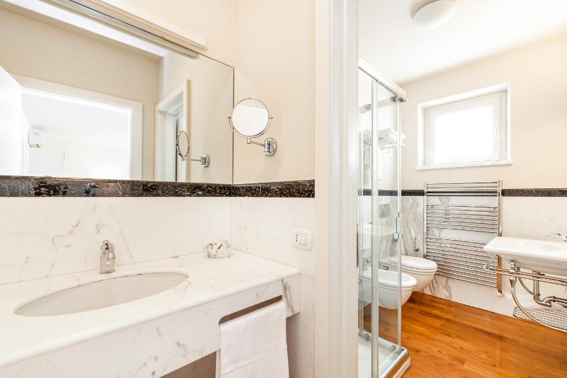 Deluxe Double or Twin Room image 4