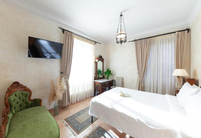 Standard Double Room image 3