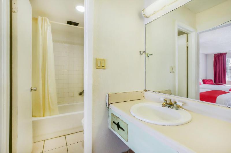 Double Room with Two Double Beds Smoking image 3