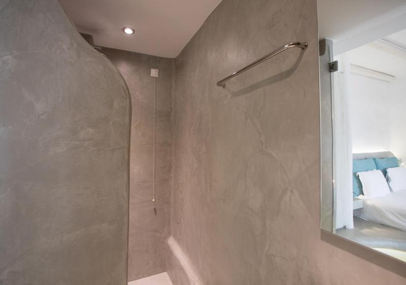 Suite with Hot Tub image 3