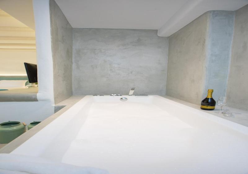 Suite with Hot Tub image 4
