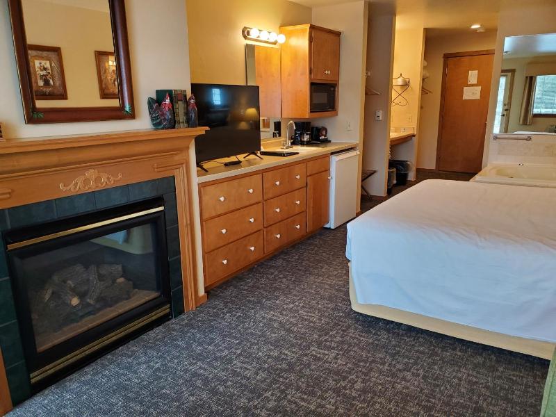 King Suite with Spa Bath and Sofa Bed image 3