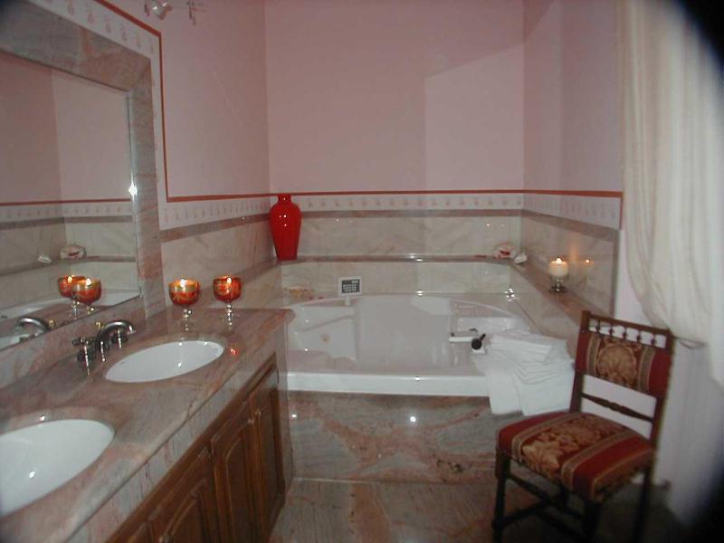 Queen Suite with Spa Bath image 3