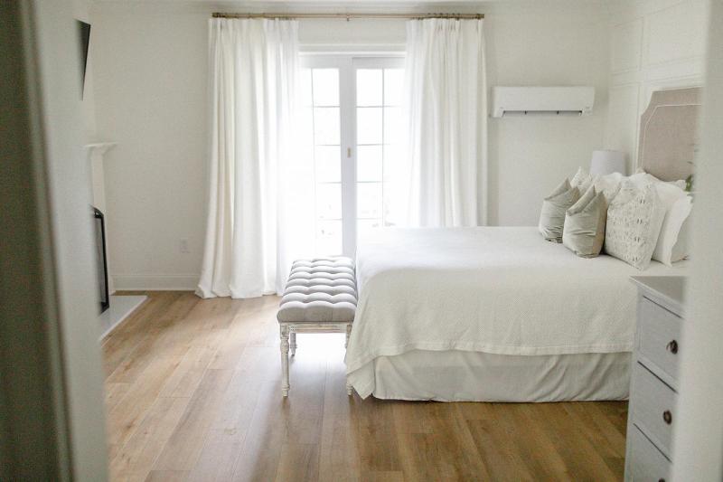 Deluxe Double Room with Balcony image 4