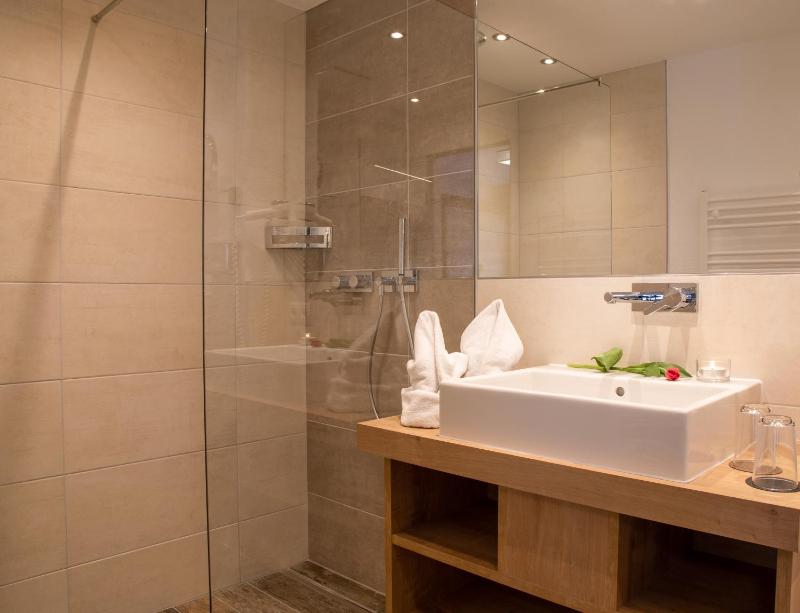 Alpine Double Room with Bath image 4