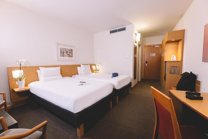 Superior Twin Room image 4